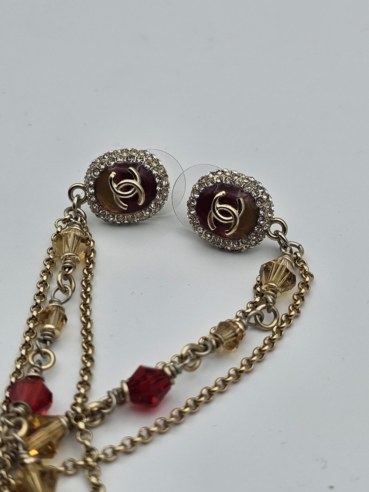 chanel modeli kehribar taş inci boncuk zincirli altın cc küpe