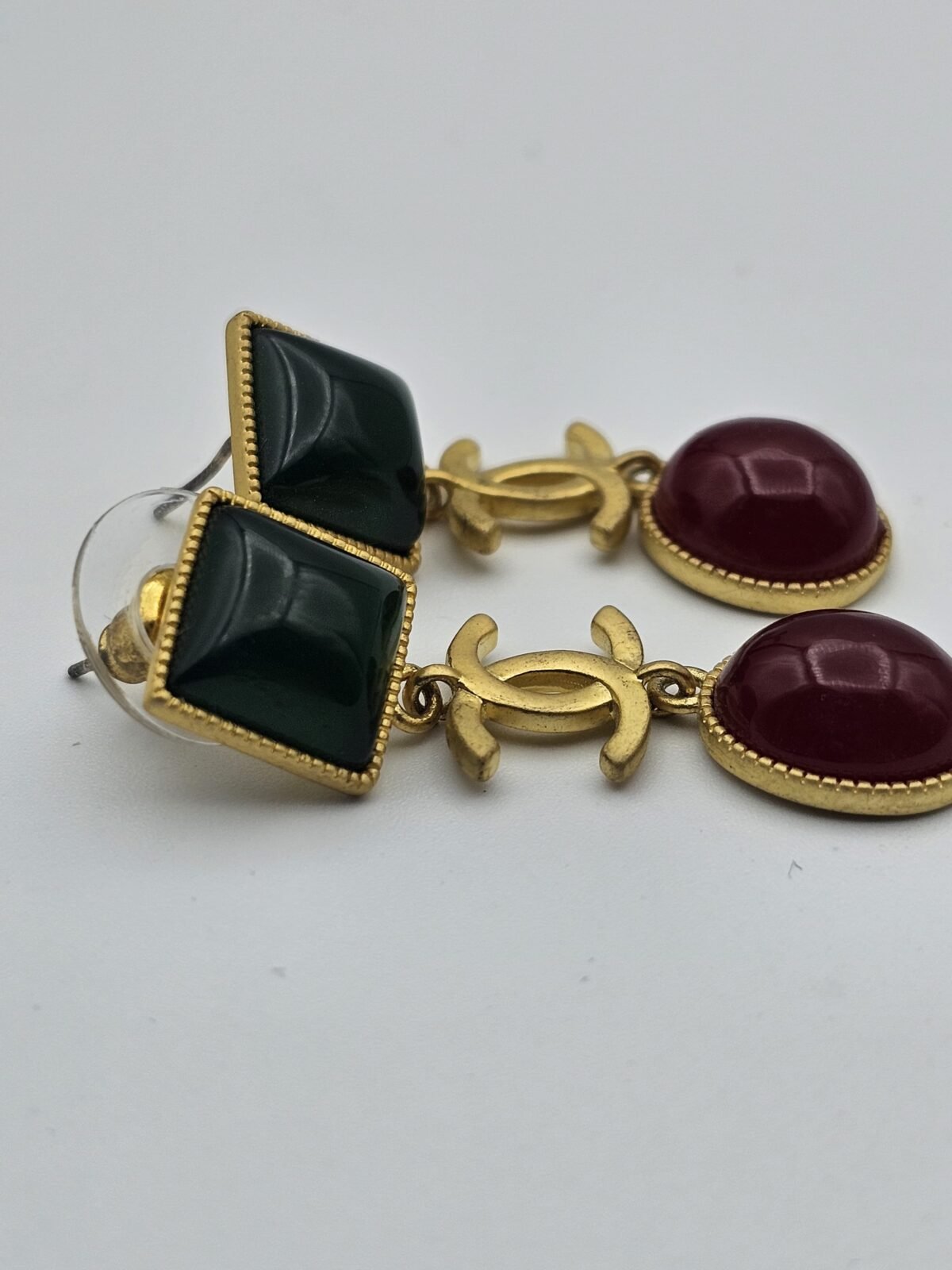 chanel modeli kırmızı ve yeşil doğal taşlı altın cc küpe