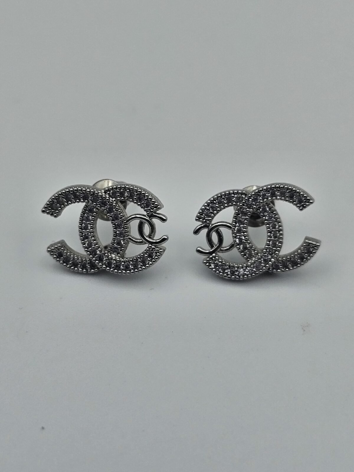 chanel modeli taşlı içiçe gümüş cc küpe