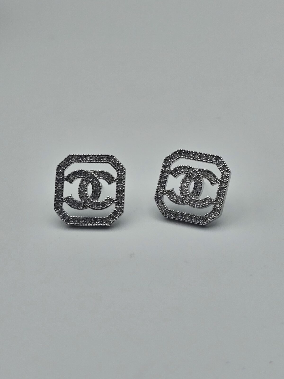 chanel modeli taşlı kare köşeli gümüş cc küpe