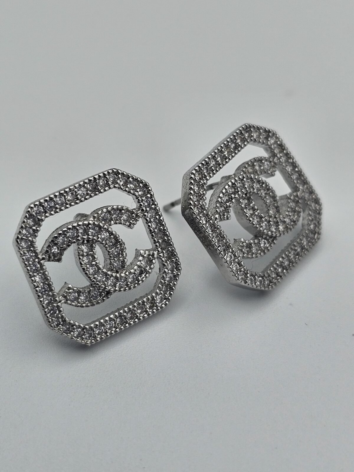 chanel modeli taşlı kare köşeli gümüş cc küpe