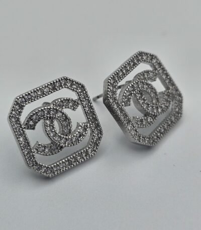 chanel modeli taşlı kare köşeli gümüş cc küpe