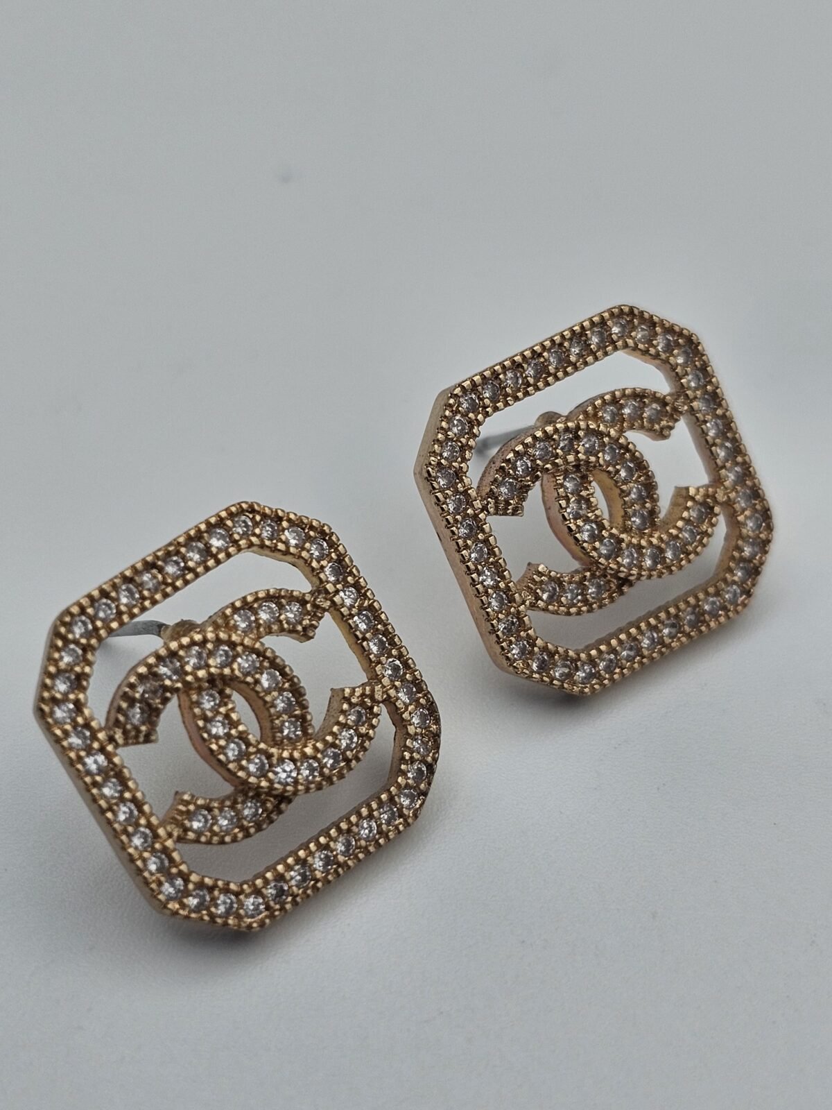 chanel modeli taşlı kare köşeli rose cc küpe