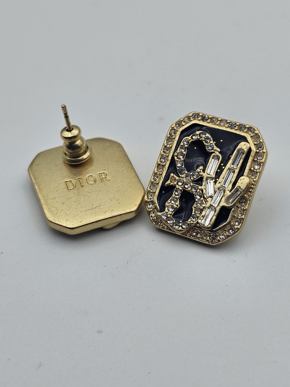 dior modeli taşlı kaktüs siyah mineli köşeli altın cd küpe