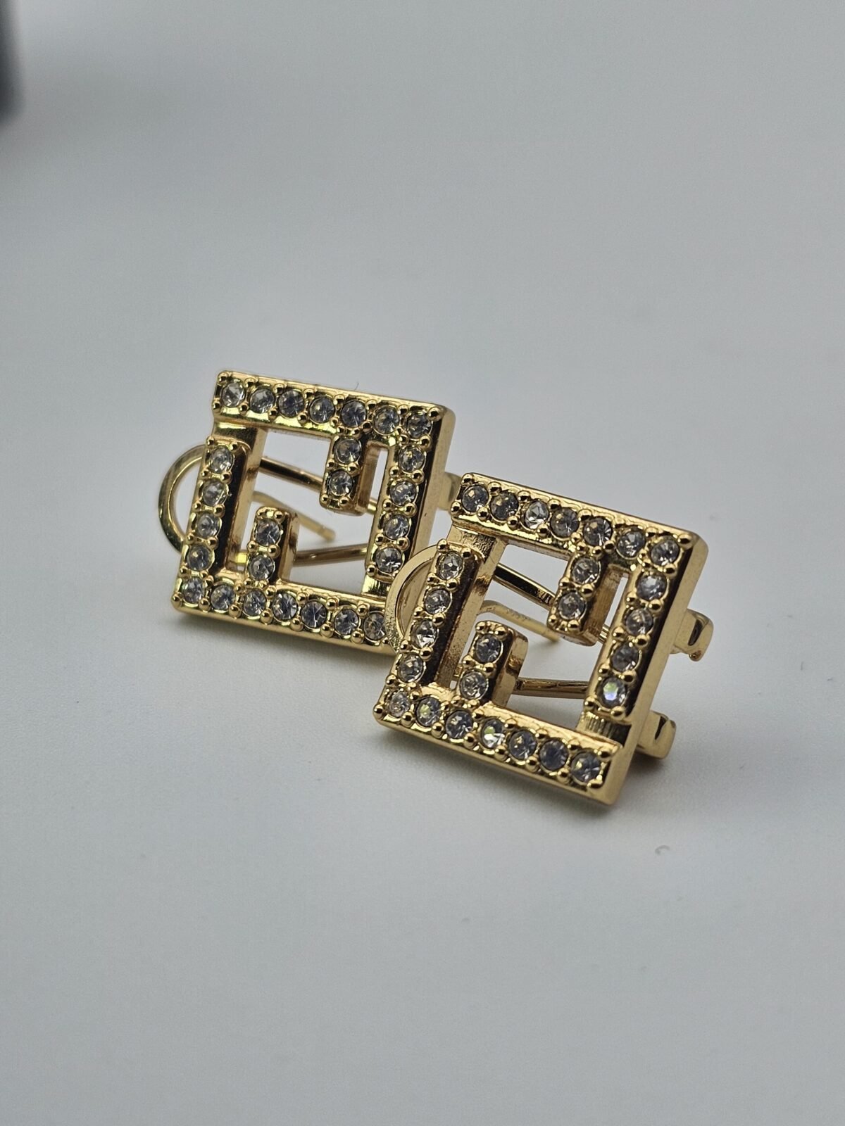 fendi modeli taşlı kare harf altın küpe