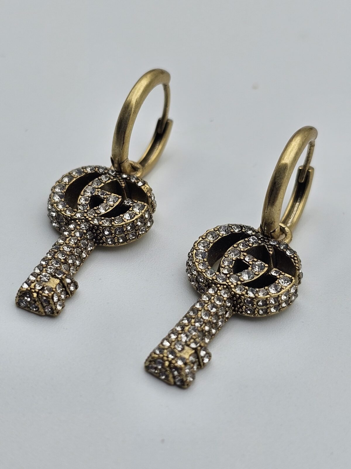 gucci modeli full taşlı anahtar model antik gold gg küpe