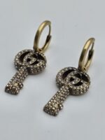 gucci modeli full taşlı anahtar model antik gold gg küpe