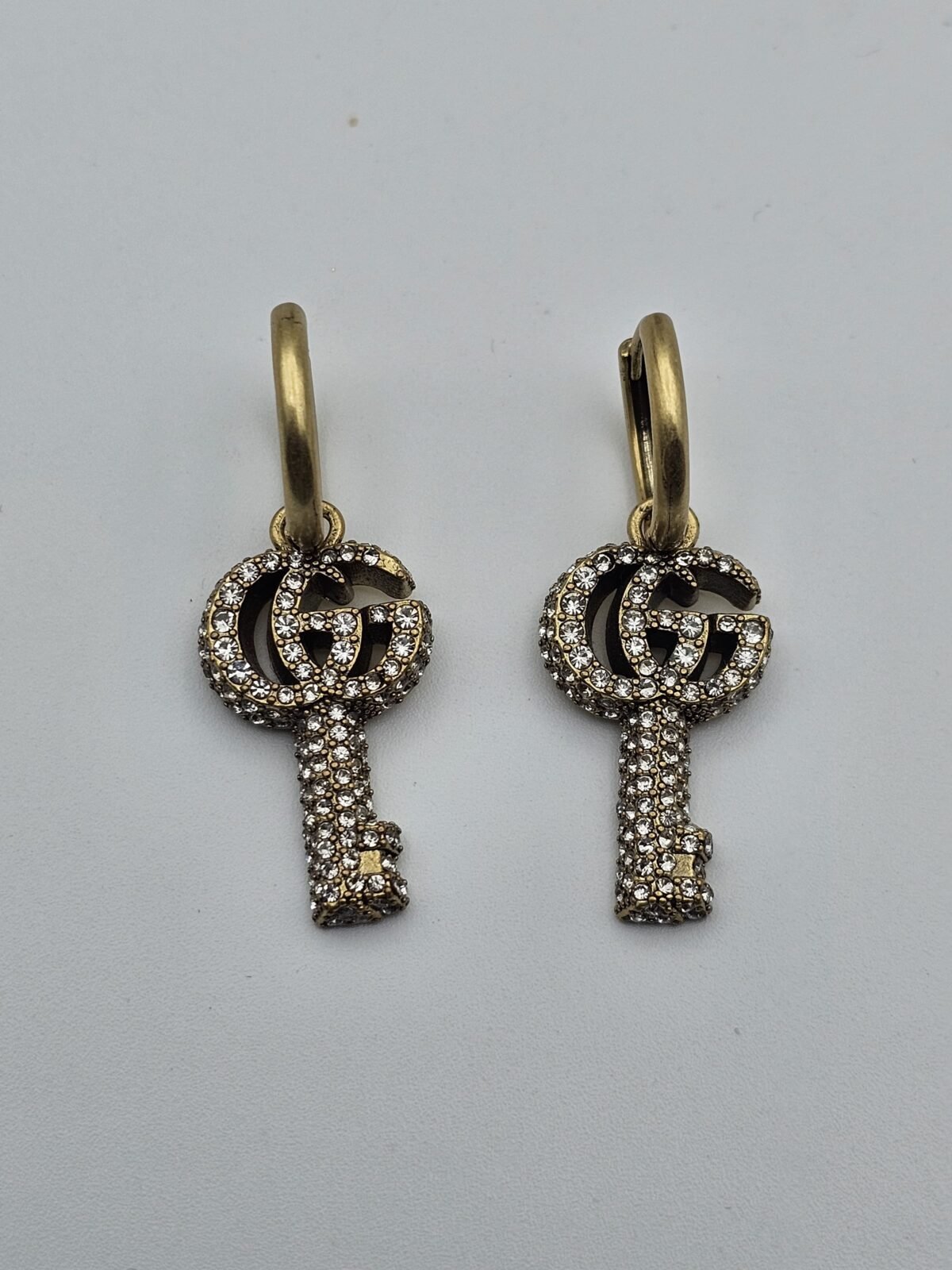 gucci modeli full taşlı anahtar model antik gold gg küpe