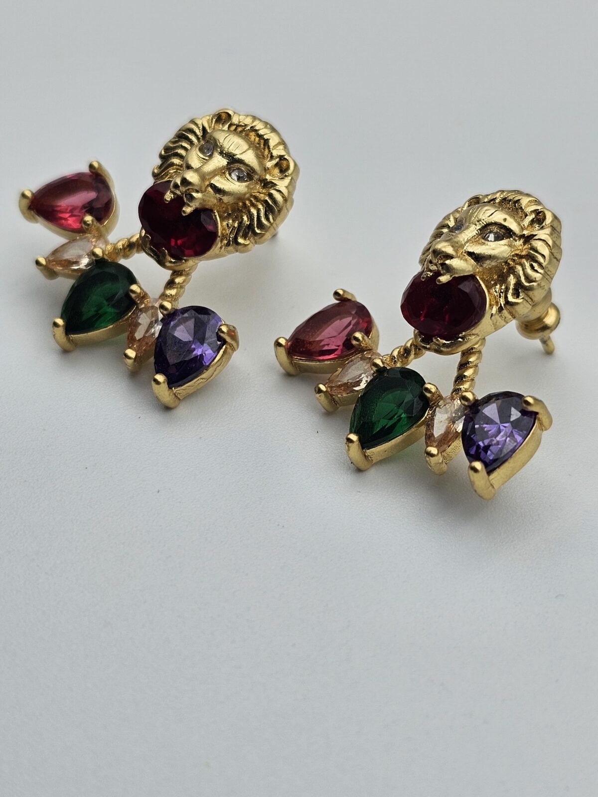 gucci modeli renkli taşlı kaplan başı gold gg küpe