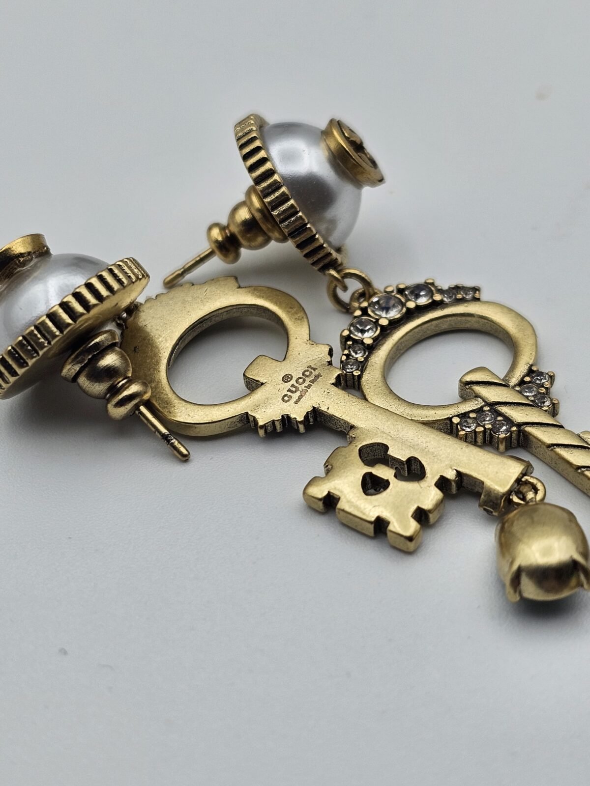 gucci modeli taşlı incili anahtar model antik gold gg küpe