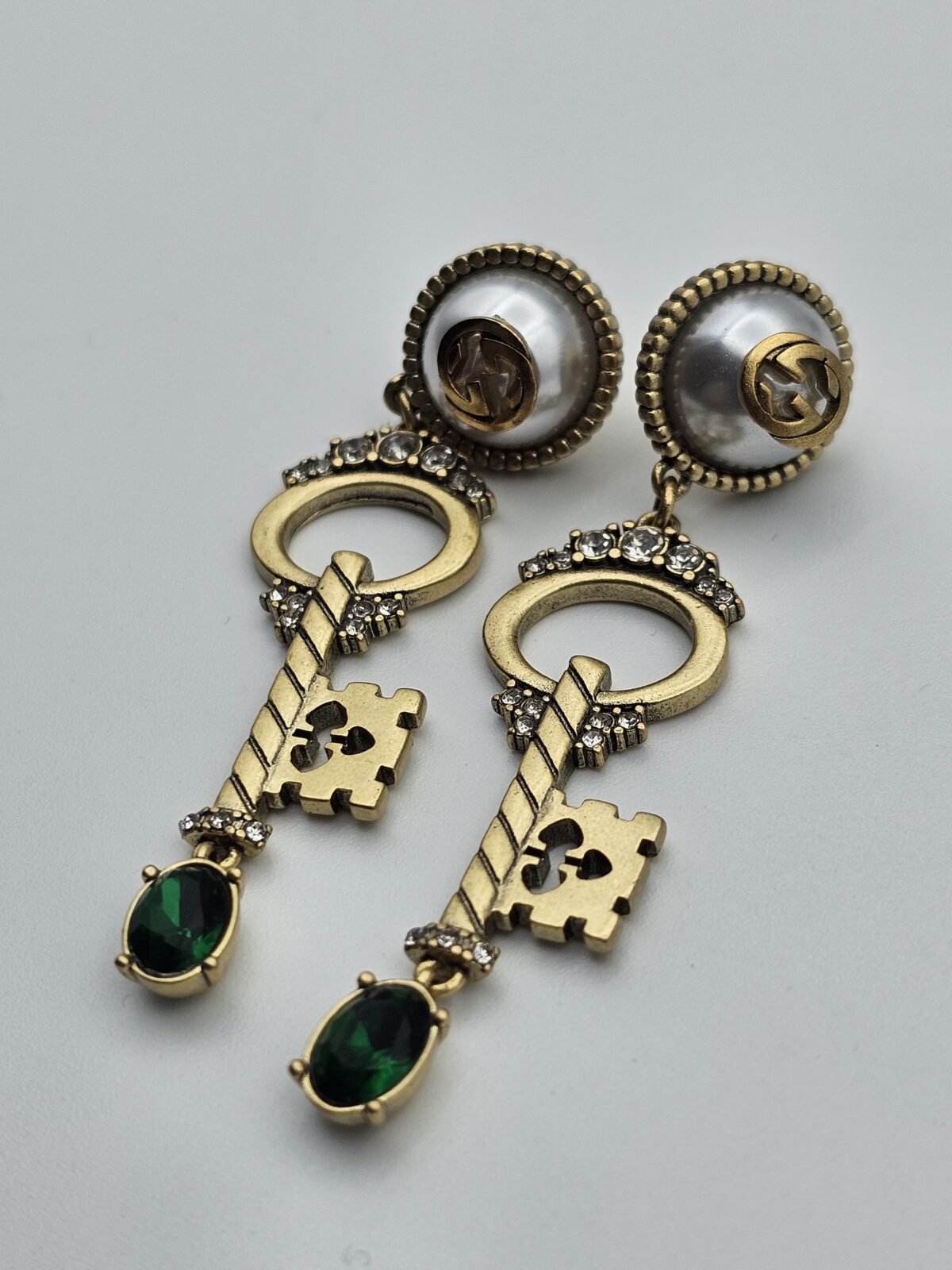 gucci modeli taşlı incili anahtar model antik gold gg küpe