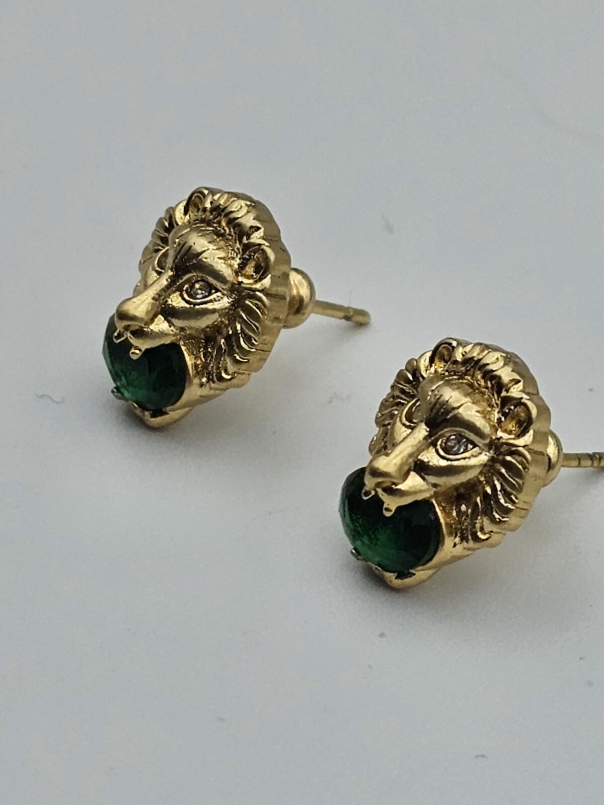 gucci modeli yeşil taşlı kaplan başı gold gg küpe