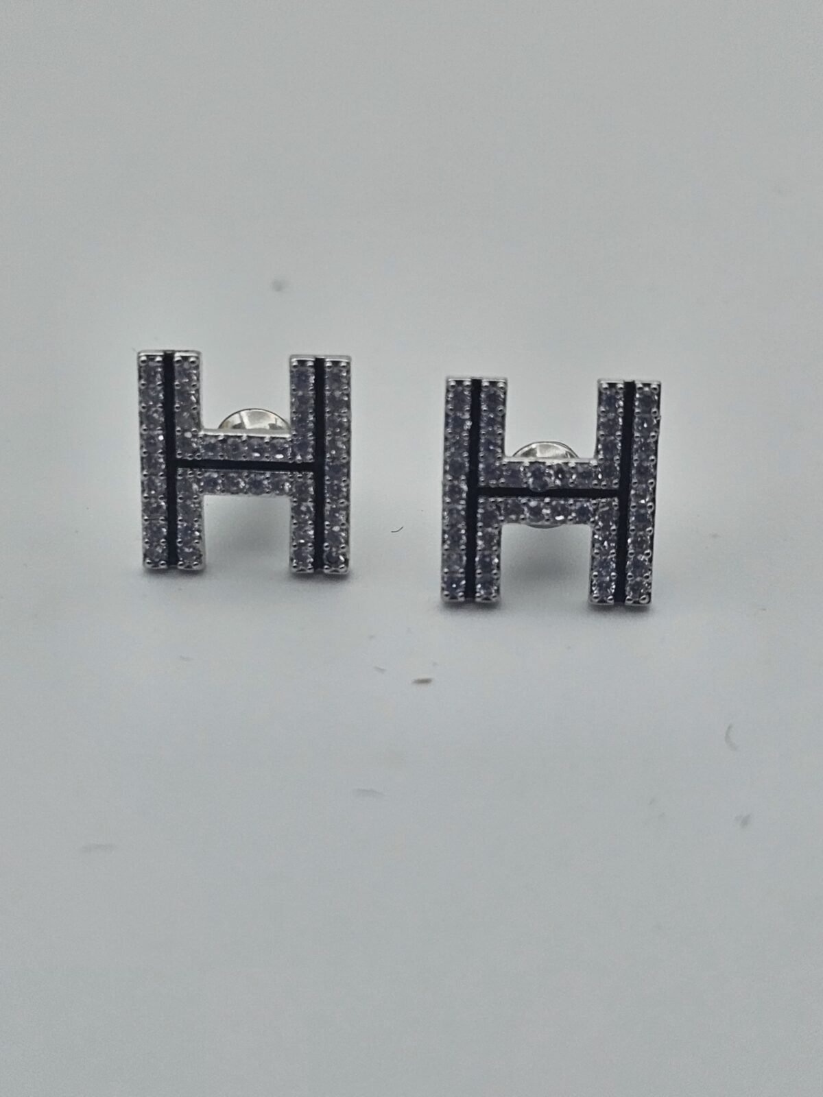 hermes modeli siyah şerit mineli taşlı gümüş küpe