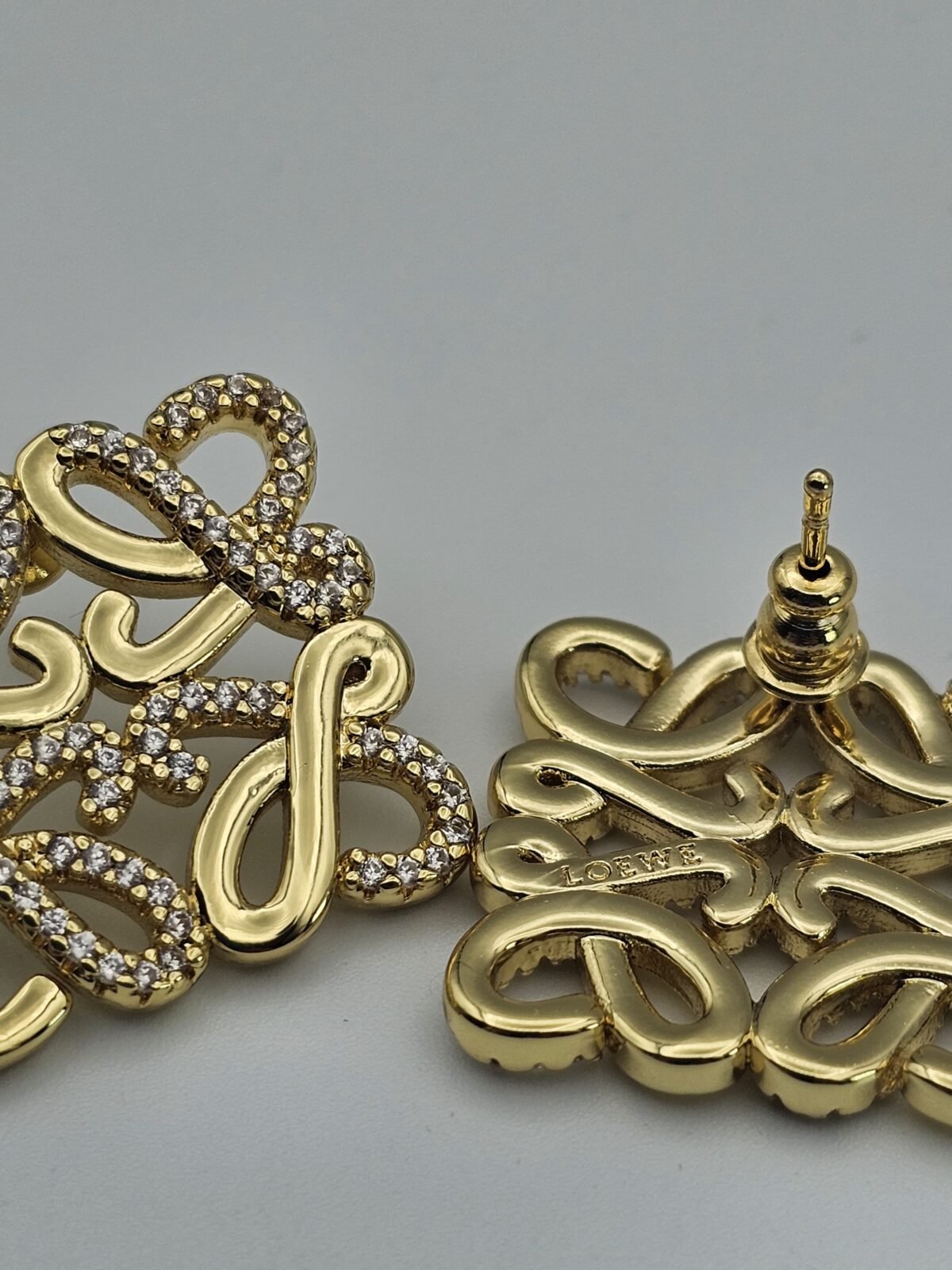 loewe modeli taşlı kare gold küpe