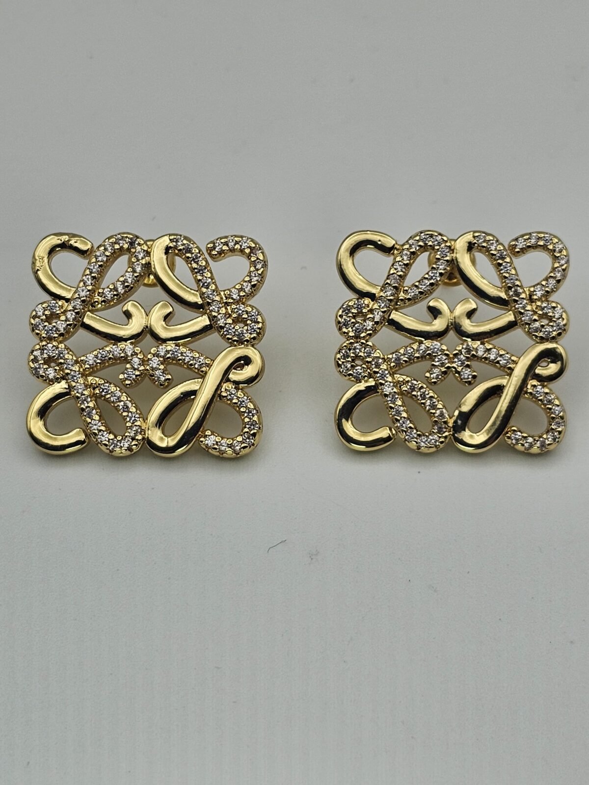 loewe modeli taşlı kare gold küpe