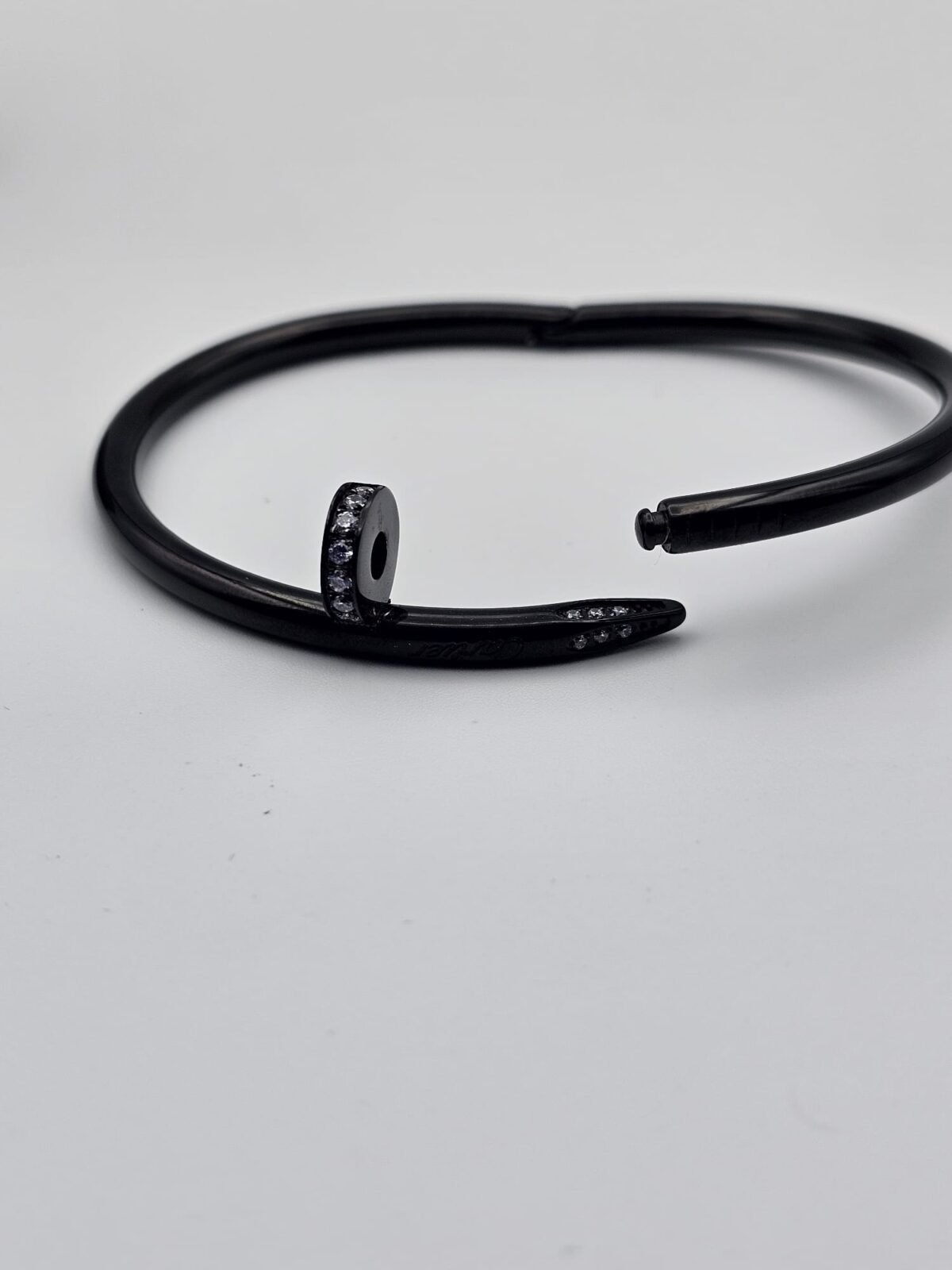 Cartier civi modeli siyah taşlı bilezik