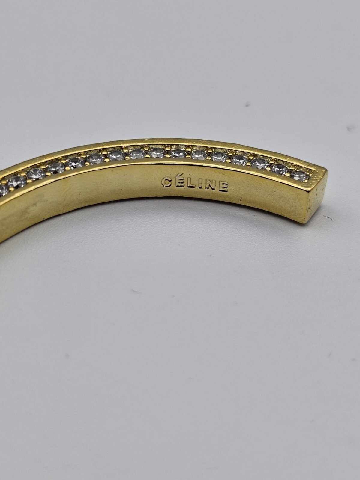 Celine modeli taşlı gold bileklik