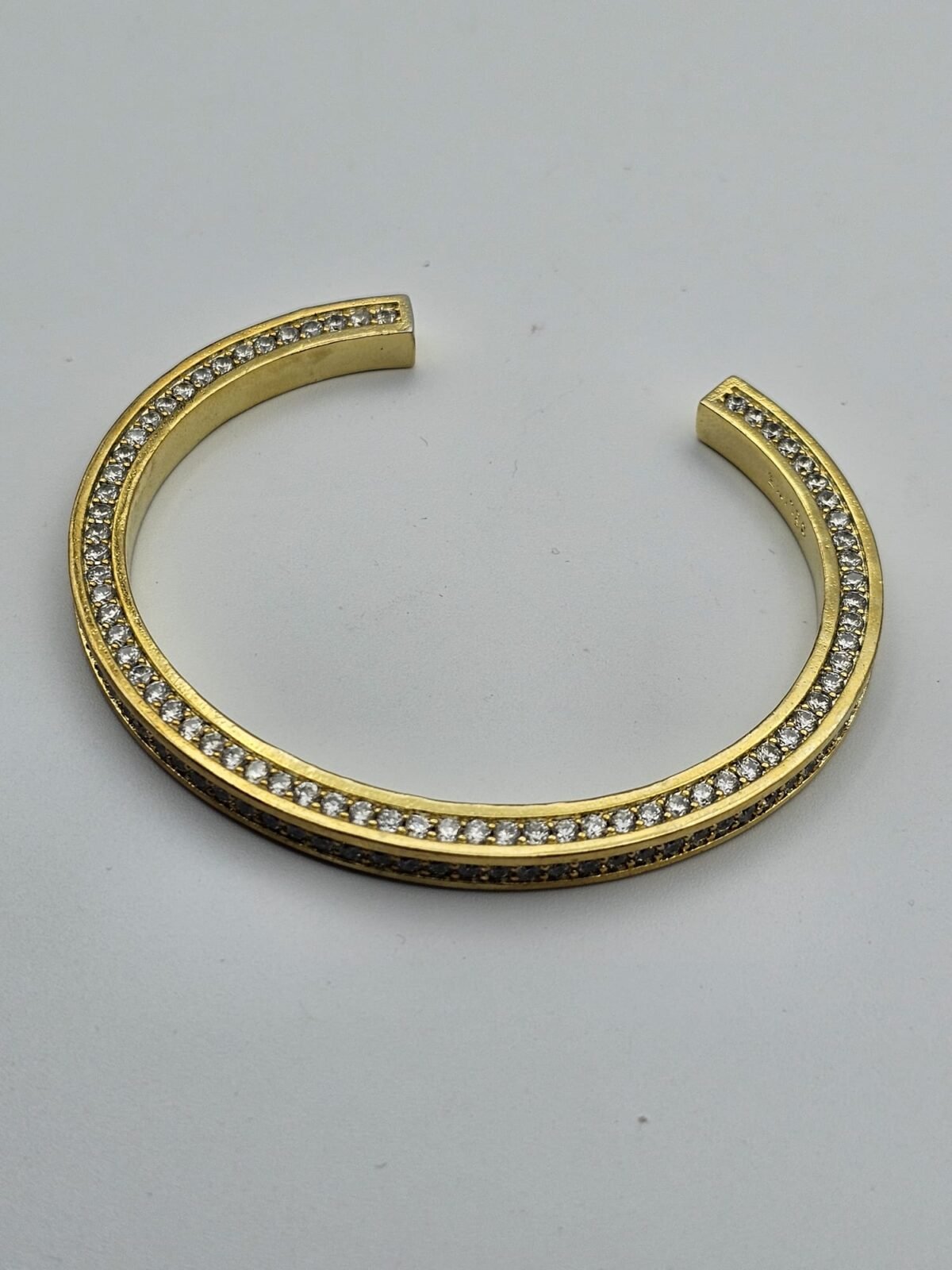 Celine modeli taşlı gold bileklik