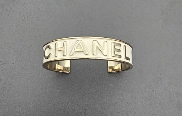 Chanel modeli beyaz mineli gümüş cc bileklik