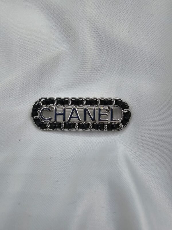 Chanel modeli derili gümüş cc broş