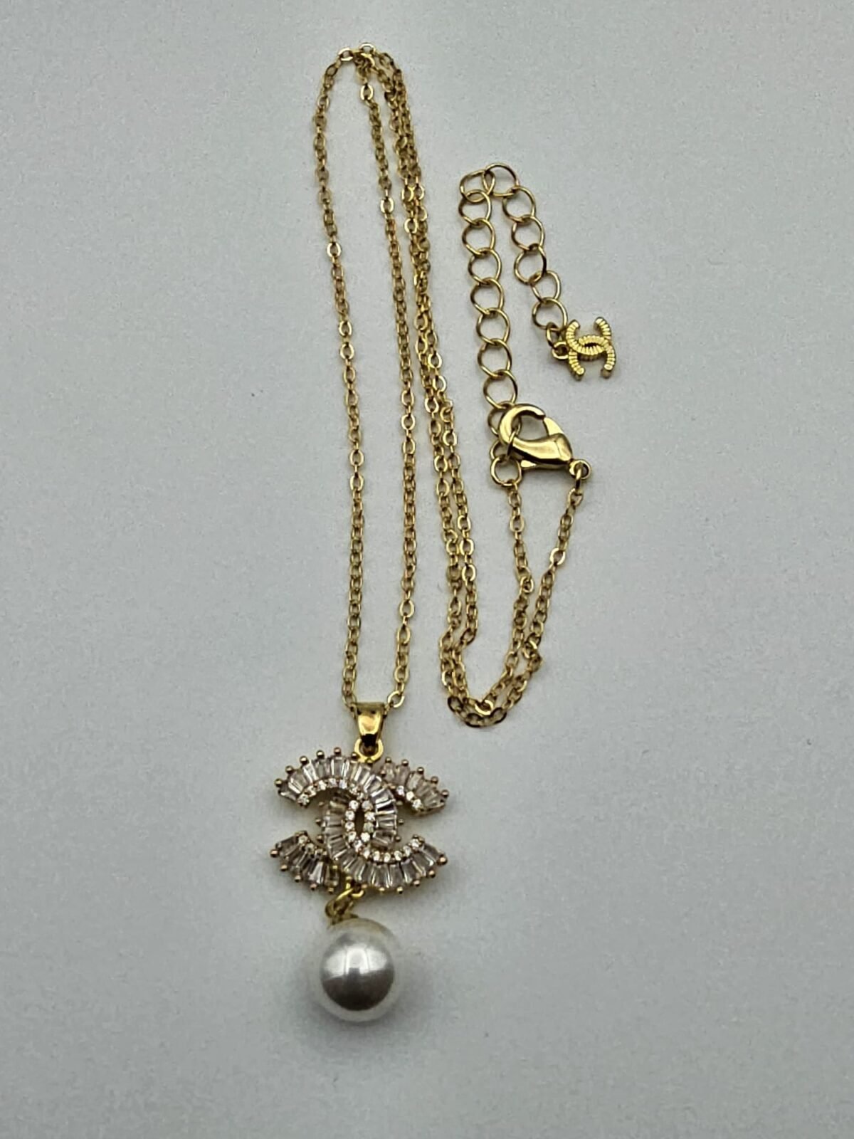 Chanel modeli inci taşlı gold altın cc kolye