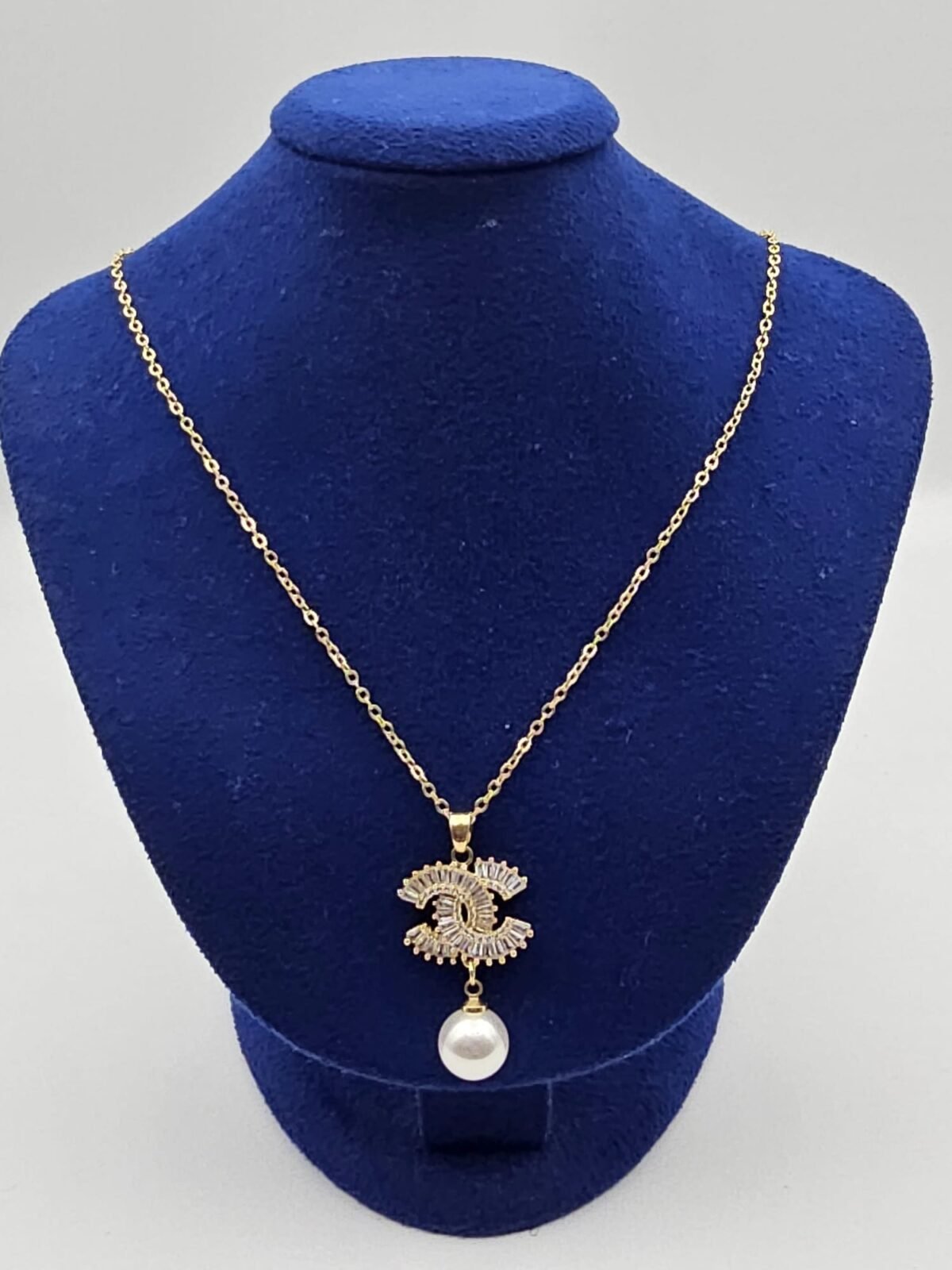 Chanel modeli inci taşlı gold altın cc kolye