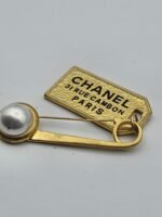 Chanel modeli incili gold cc broş