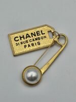 Chanel modeli incili gold cc broş