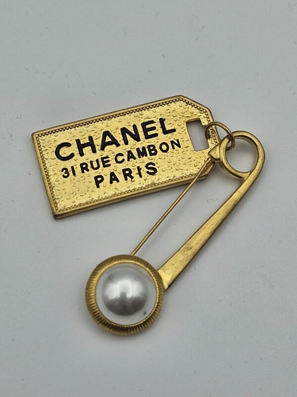 Chanel modeli incili gold cc broş