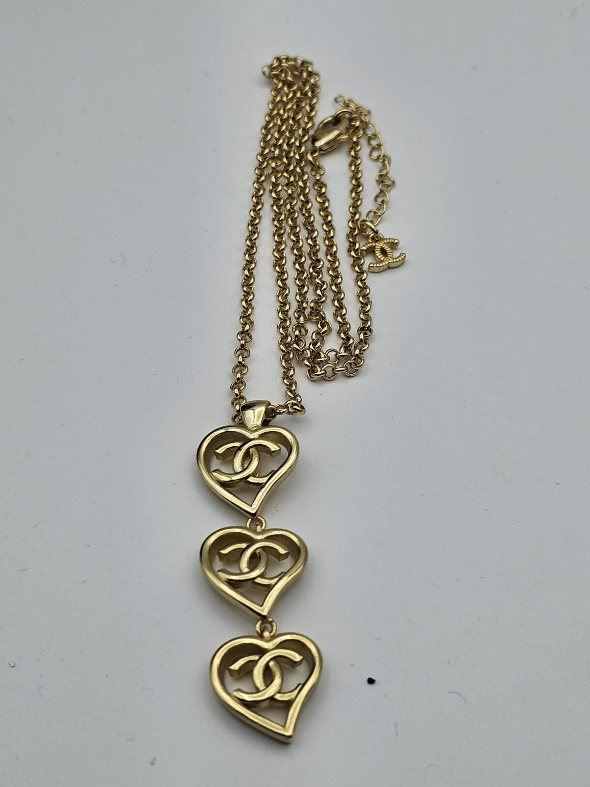 Chanel modeli kalpli gold altın cc kolye
