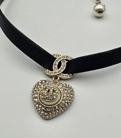 Chanel modeli kalpli taşlı incili gold altın deri cc kolye