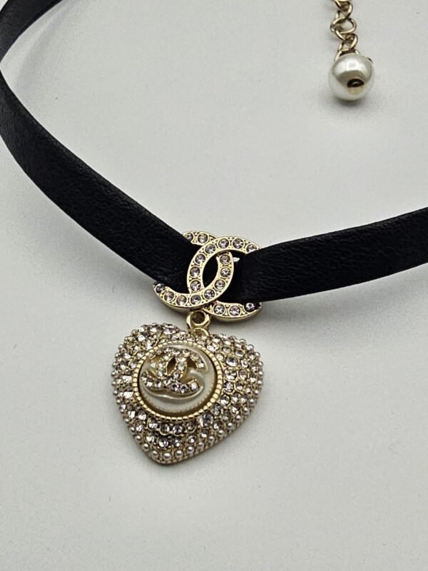 Chanel modeli kalpli taşlı incili gold altın deri cc kolye