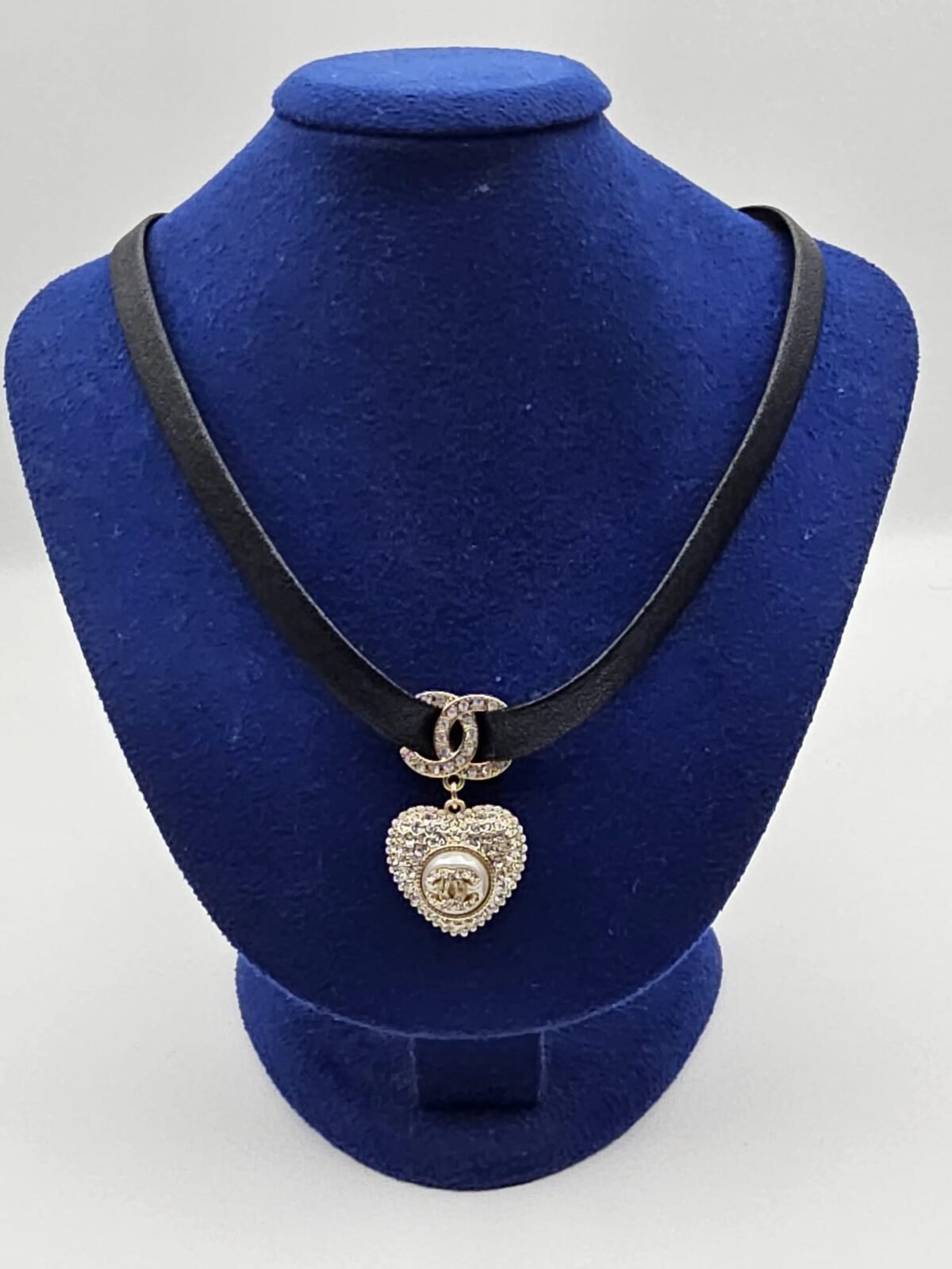 Chanel modeli kalpli taşlı incili gold altın deri cc kolye