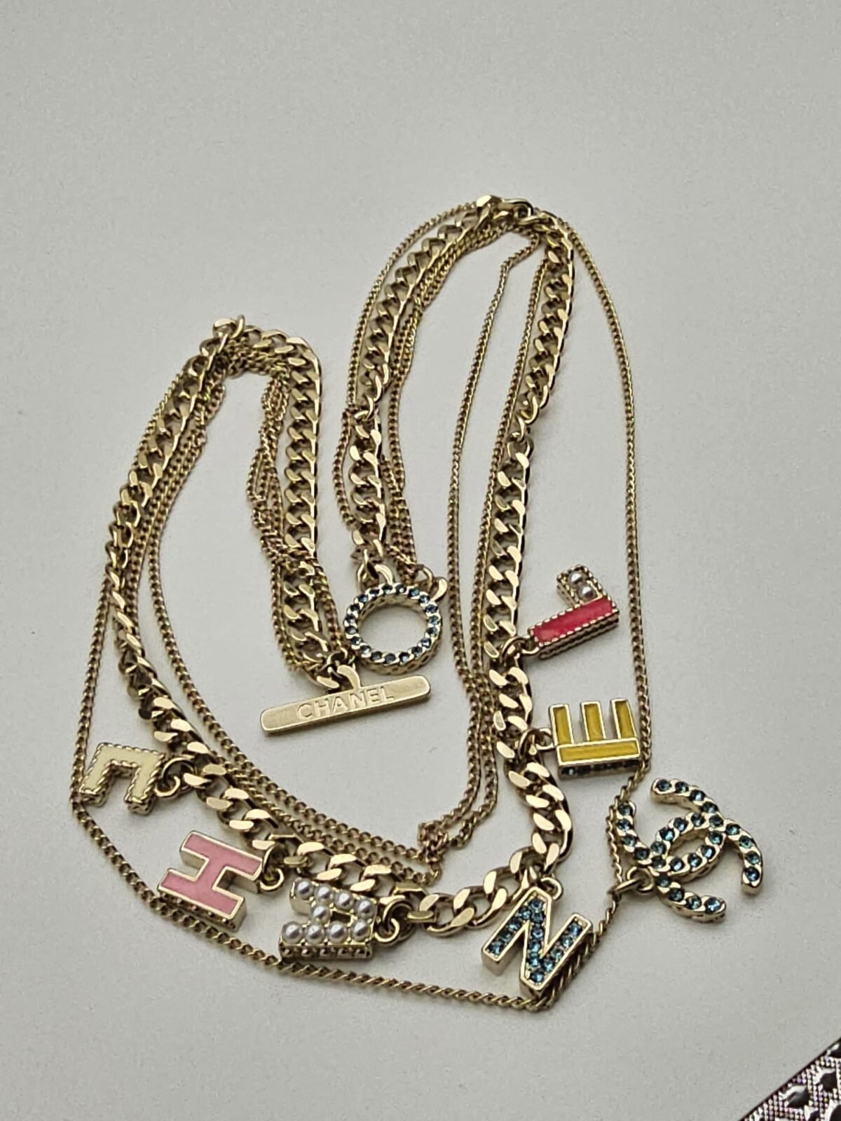 Chanel modeli renkli harfli taşlı gold altın cc kolye