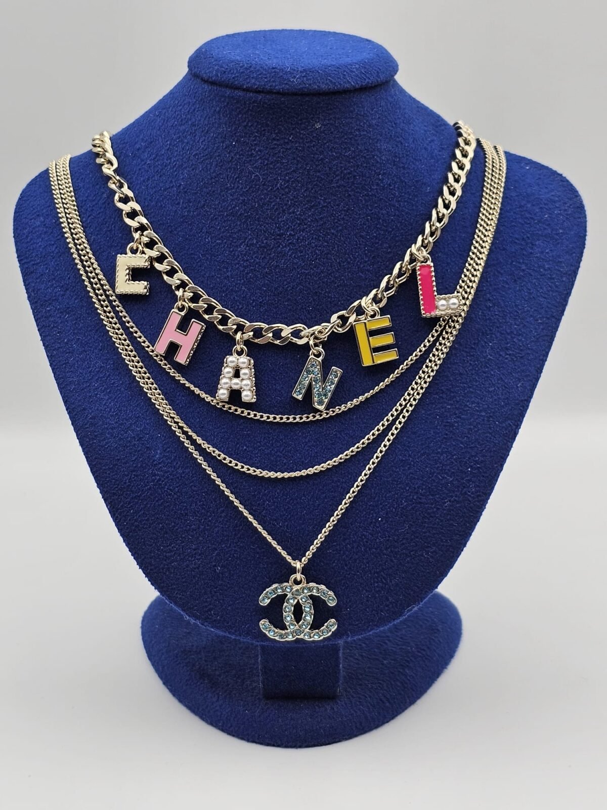 Chanel modeli renkli harfli taşlı gold altın cc kolye
