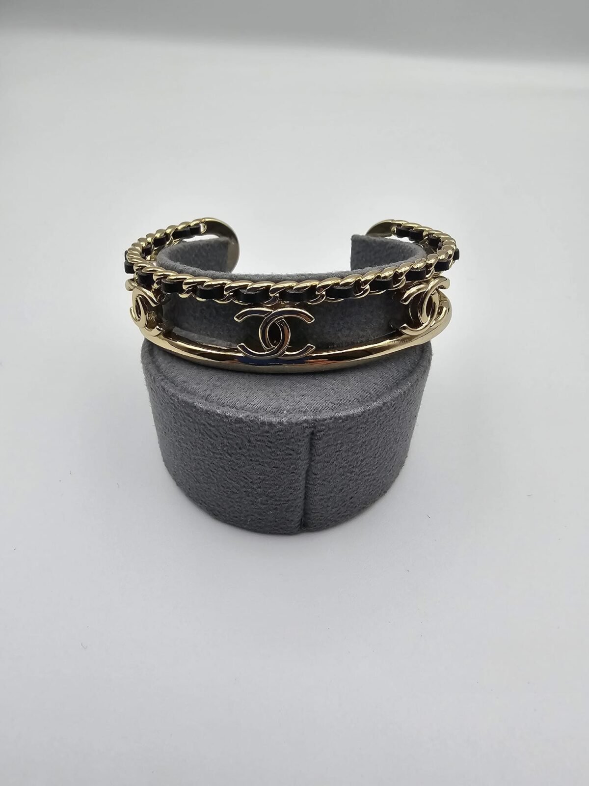 Chanel modeli siyah derili gold cc bileklik