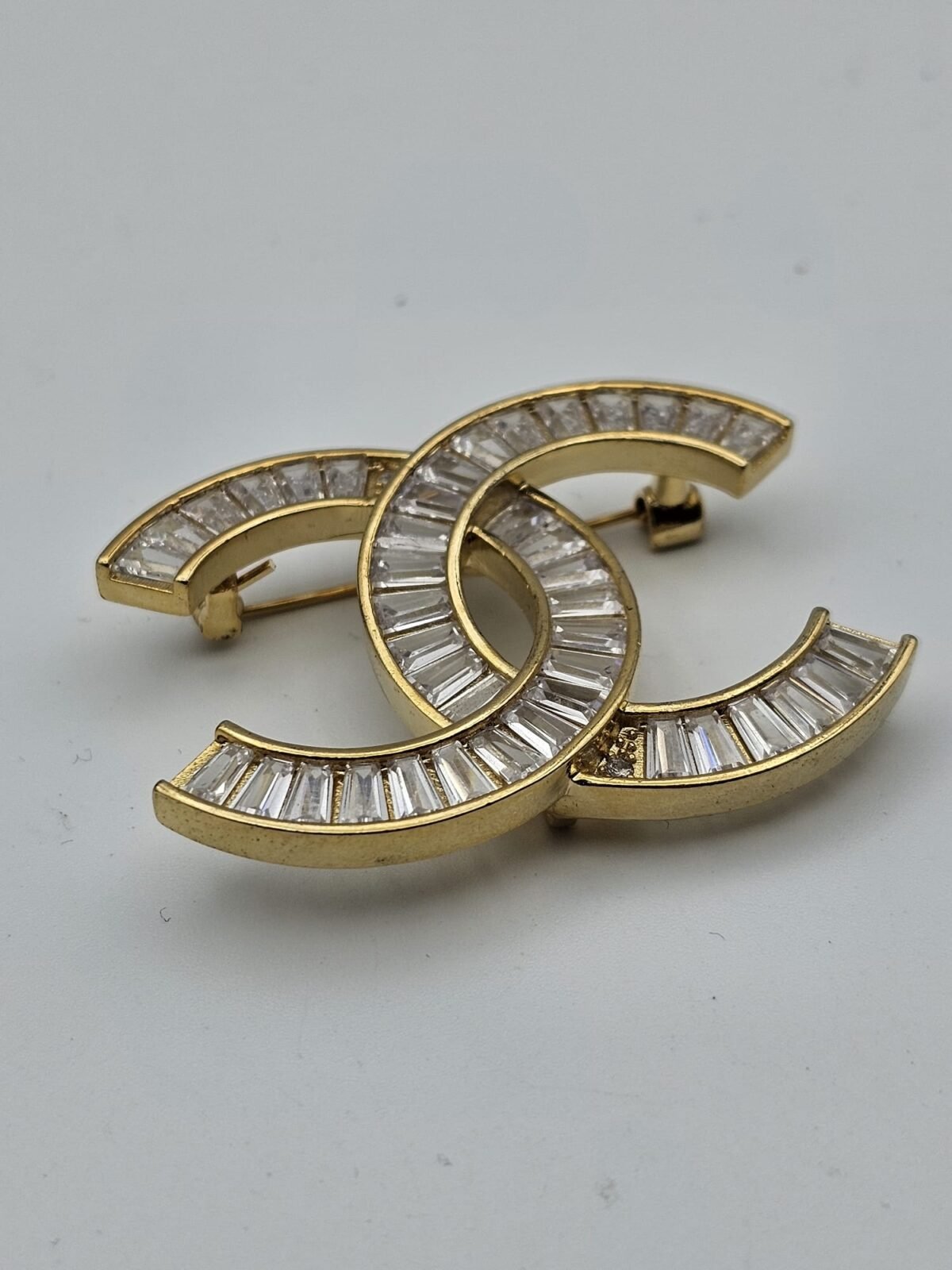 Chanel modeli taşlı gold cc broş