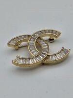 Chanel modeli taşlı gold cc broş