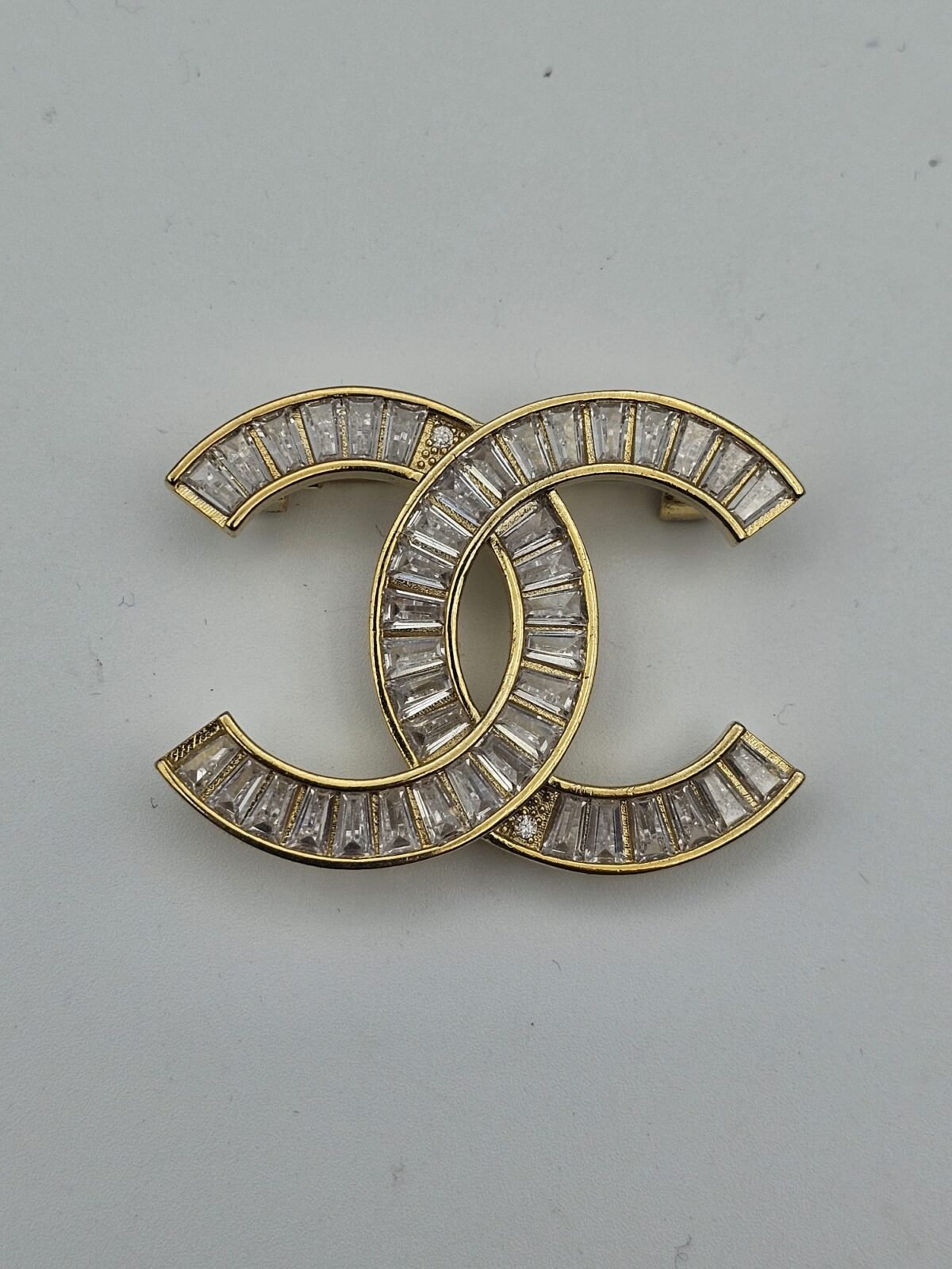 Chanel modeli taşlı gold cc broş