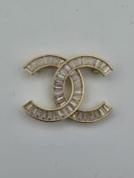 Chanel modeli taşlı gold cc broş