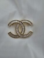 Chanel modeli taşlı gold cc broş