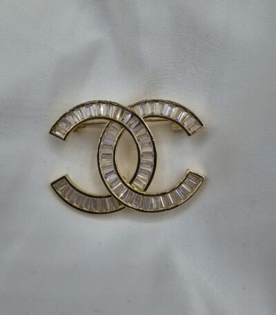 Chanel modeli taşlı gold cc broş