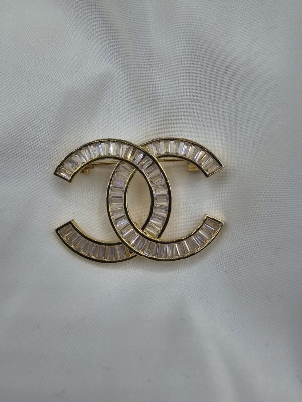 Chanel modeli taşlı gold cc broş