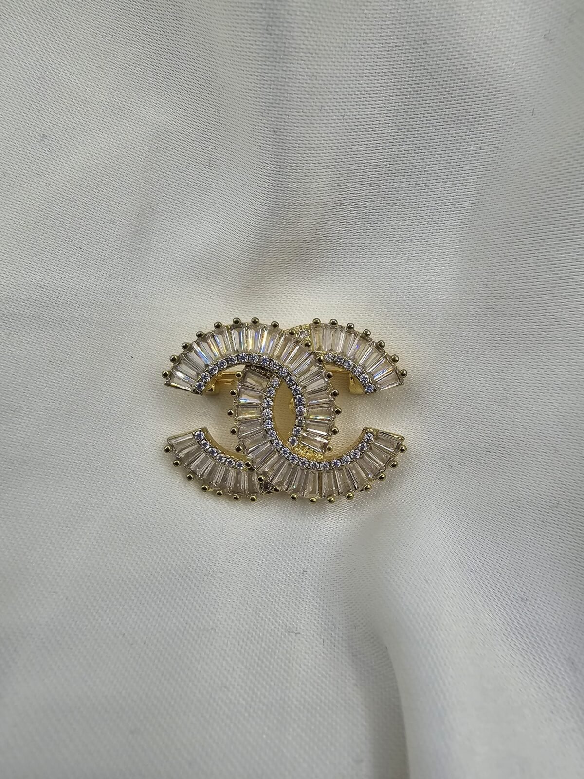Chanel modeli taşlı gold cc broş