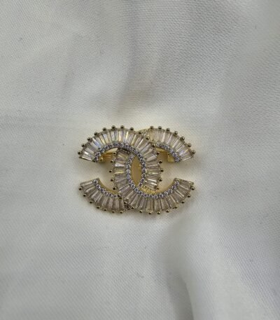 Chanel modeli taşlı gold cc broş