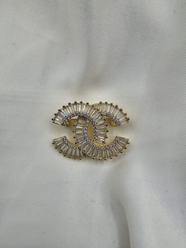 Chanel modeli taşlı gold cc broş