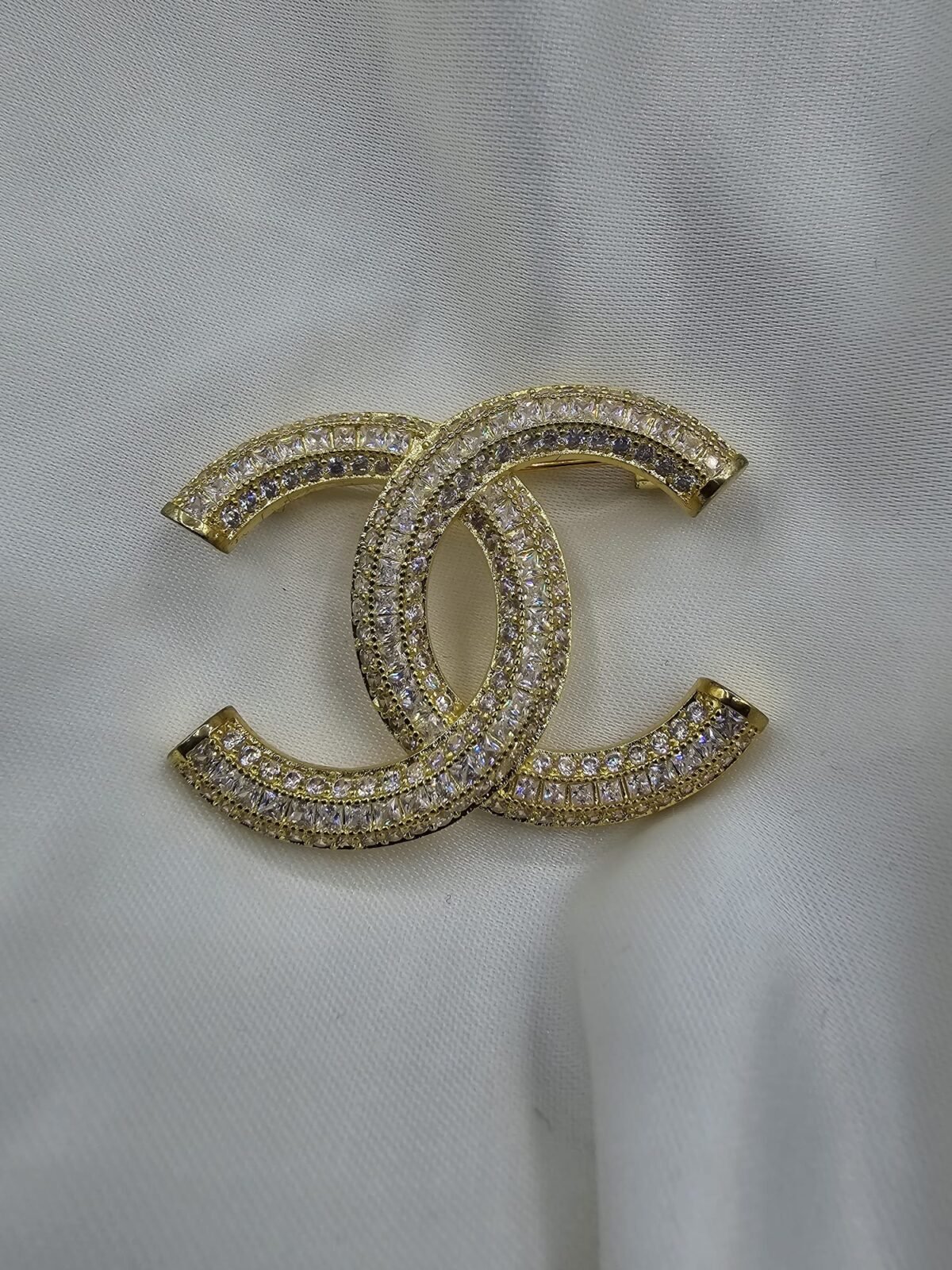 Chanel modeli taşlı gold cc broş