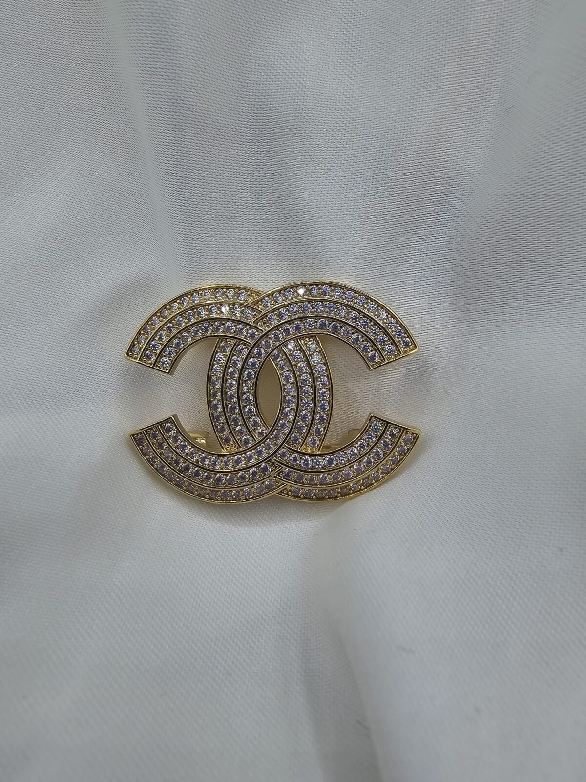 Chanel modeli taşlı gold cc broş
