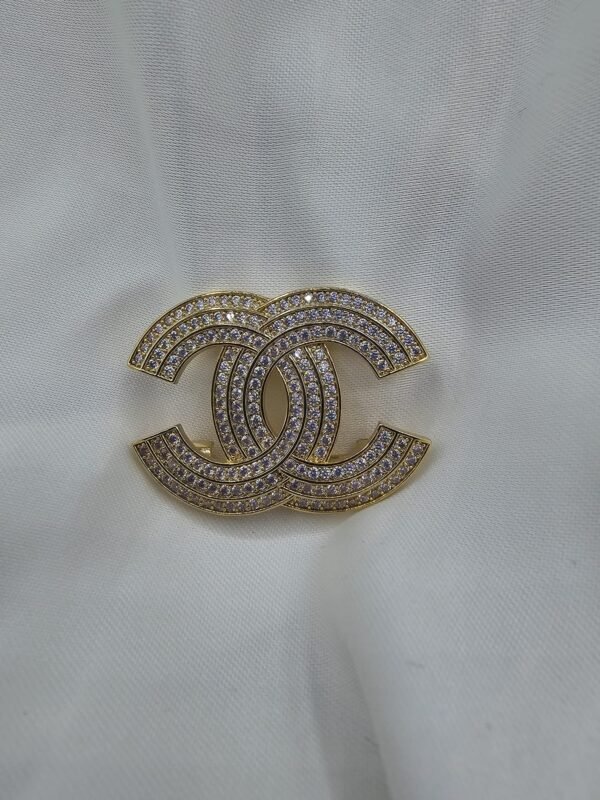 Chanel modeli taşlı gold cc broş