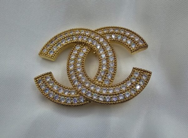 Chanel modeli taşlı gold cc broş